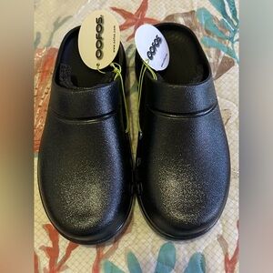 OOFOS Women’s Black Sip On Clogs